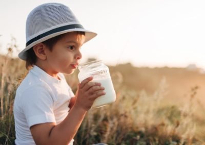 Детская фотосессия в поле на закате c молоком и батоном